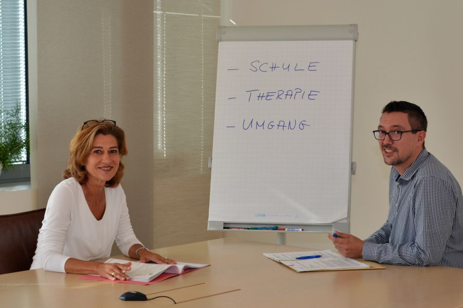 Als Vormund stehen für sie die Interessen der Kinder an erster Stelle – Tanja Menke und Carlos Tomé.  Bild: Kreis Paderborn, Amt für Presse- und Öffentlichkeitsarbeit, Meike Delang